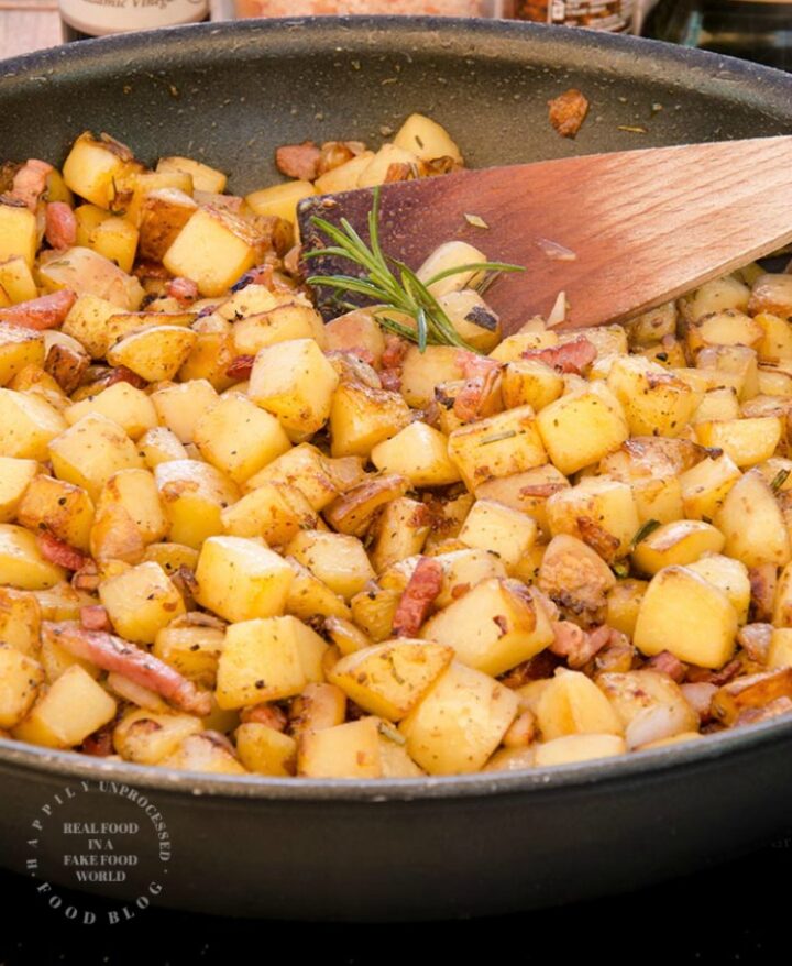 GOLDEN CUBED HASH BROWNS WITH ONIONS PEPPERS AND BACON - perfect start to any breakfast #hashbrowns #breakfast #cleaneating #happilyunprocessed