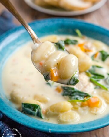 CREAMY CHICKEN AND GNOCCHI SOUP - This Olive Garden copycat soup is every bit as delicious as you think #soup #gnocchi #olivegarden #copycat #creamy #winter #happilyunprocessed