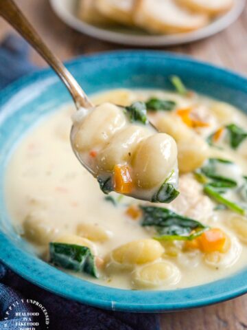 CREAMY CHICKEN AND GNOCCHI SOUP - This Olive Garden copycat soup is every bit as delicious as you think #soup #gnocchi #olivegarden #copycat #creamy #winter #happilyunprocessed