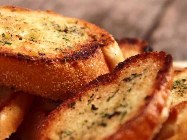toasted buttered italian bread with parsley