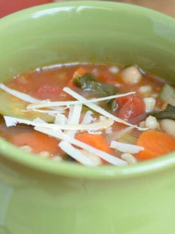 MEDITERRANEAN SPINACH BEAN SOUP - lots of antioxidants in this soup, healthy and great for you #soup #happilyunprocessed