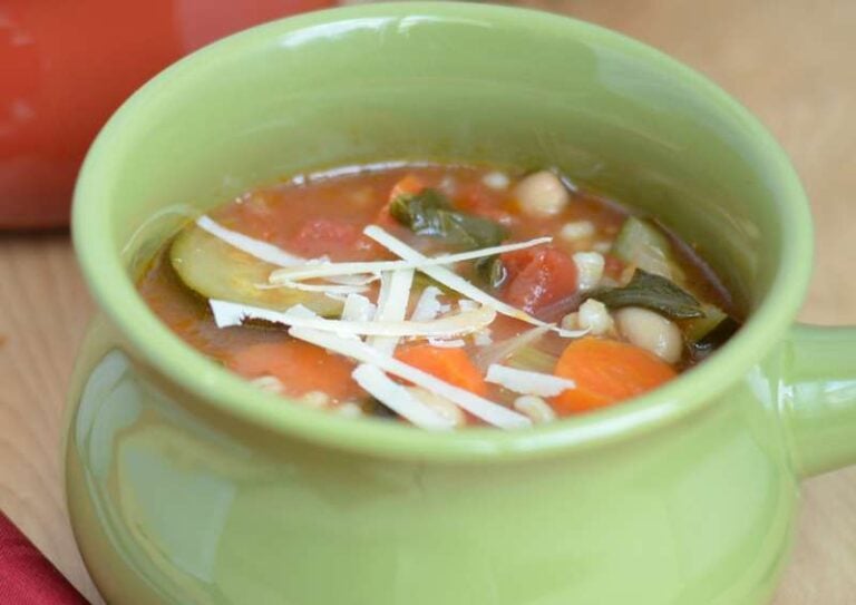 MEDITERRANEAN SPINACH BEAN SOUP - lots of antioxidants in this soup, healthy and great for you #soup #happilyunprocessed