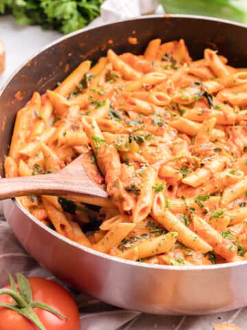Penne Alla Vodka is a blush cream sauce that pairs perfectly with pasta #penneallavodka #vodkasauce