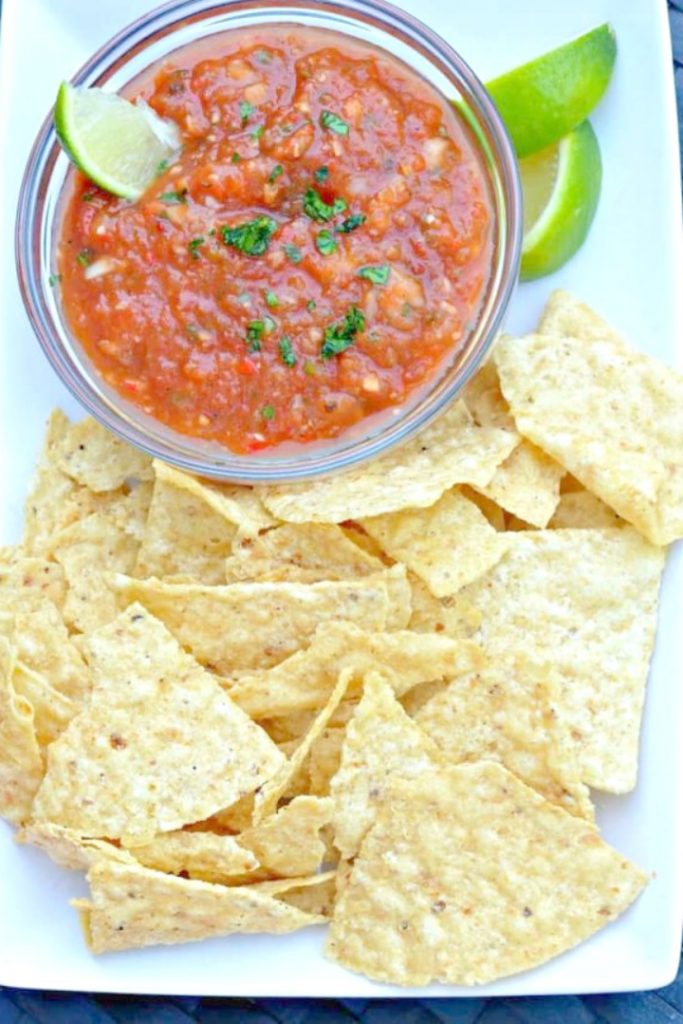 HOMEMADE RESTAURANT STYLE SALSA - Salsa and chips are a staple in any Mexican restaurant, make yours at home with fresh ingredients #salsa #mexican #happilyunprocessed