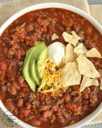 EASY SIMPLE BEEF CHILI - A big bowl of delicious meaty chili does not need to take all weekend #chili #winterrecipes #comfortfood #happilyunprocessed