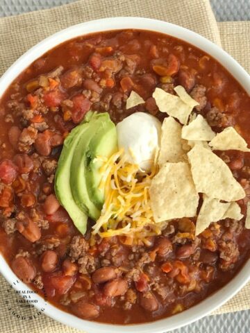 EASY SIMPLE BEEF CHILI - A big bowl of delicious meaty chili does not need to take all weekend #chili #winterrecipes #comfortfood #happilyunprocessed