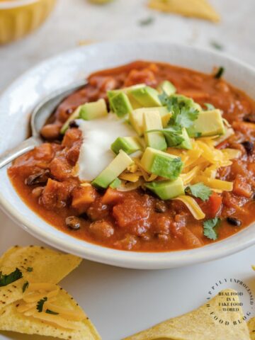 SWEET POTATO and BLACK BEAN CHILI - A delicious vegetarian chili for a fall or winter day #sweetpotato #beans #chili #fall #cleaneating #happilyunprocessed