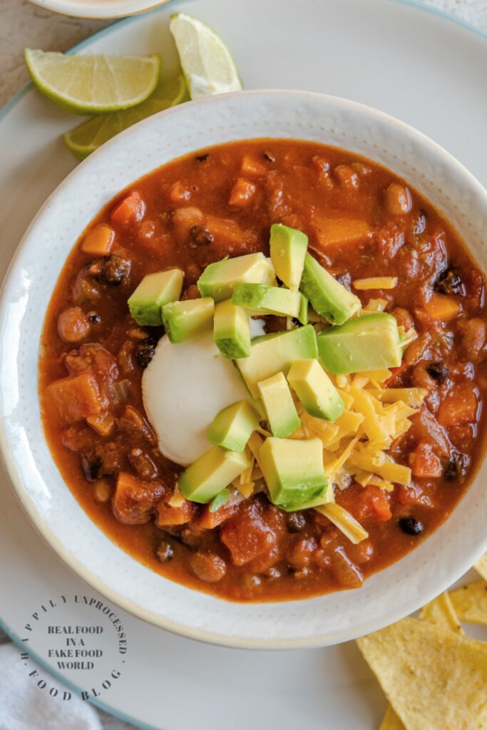 SWEET POTATO and BLACK BEAN CHILI - A delicious vegetarian chili for a fall or winter day #sweetpotato #beans #chili #fall #cleaneating #happilyunprocessed