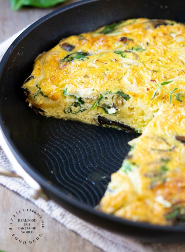 Easy egg frittata with caramelized onions, mushrooms, baby spinach and gruyere cheese #frittat #egg #breakfast #healthy #cleaneating #glutenfree #happilyunprocessed
