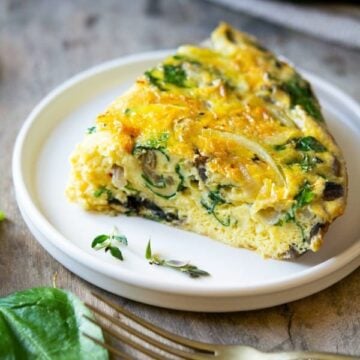 Easy egg frittata with caramelized onions, mushrooms, baby spinach and gruyere cheese #frittat #egg #breakfast #healthy #cleaneating #glutenfree #happilyunprocessed