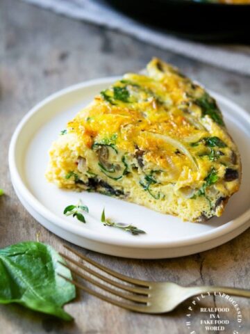 Easy egg frittata with caramelized onions, mushrooms, baby spinach and gruyere cheese #frittat #egg #breakfast #healthy #cleaneating #glutenfree #happilyunprocessed