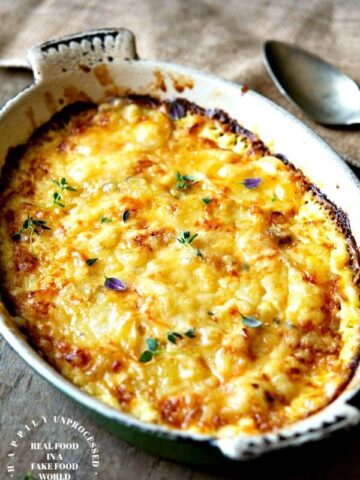 ROASTED GARLIC & CARAMELIZED ONION POTATOES DAUPINOISE - cheese potatoes au gratin but with roasted garlic and onions #potatoes #scalloped #sidedish #vegetarian #happilyunprocessed.com