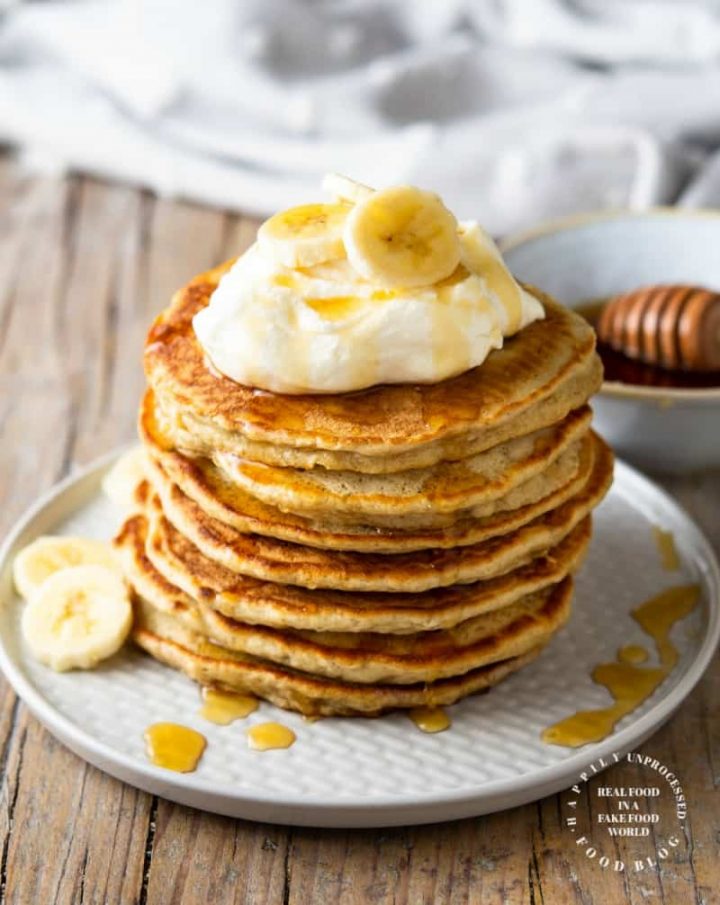 4 Ingredient Banana Pancakes - get a healthy start to the day with these banana pancakes #banana #pancakes #breakfast #healthy #happilyunprocessed