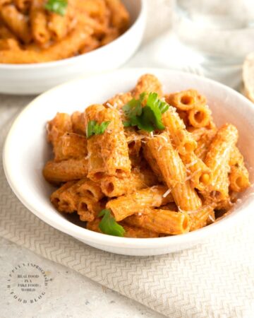 RIGATONI w SUNDRIED TOMATOES, BASIL and MASCARPONE - perfect weeknight meal so full of flavor and big rigatoni noodles so the sauce can get all up inside #pasta #sauce #dinner #healthy #happilyunprocessed