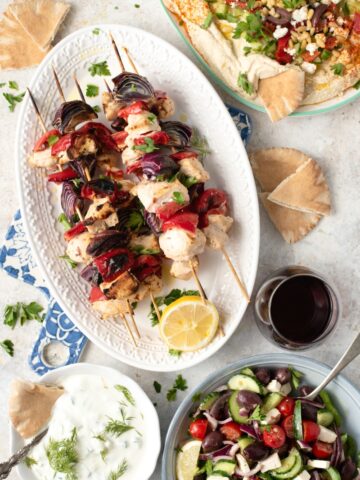 GREEK CHICKEN KEBABS with layered hummus, tzatziki sauce, greek salad #greekplatter #tahini #chickpeas #hummus #healthy #souvlaki #happilyunprocessed