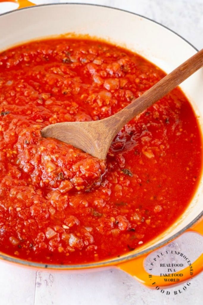 HOMEMADE SIMPLE MARINARA SAUCE - a few simple ingredients is all it takes to make homemade marinara sauce #cleaneating #homemade #happilyunprocessed