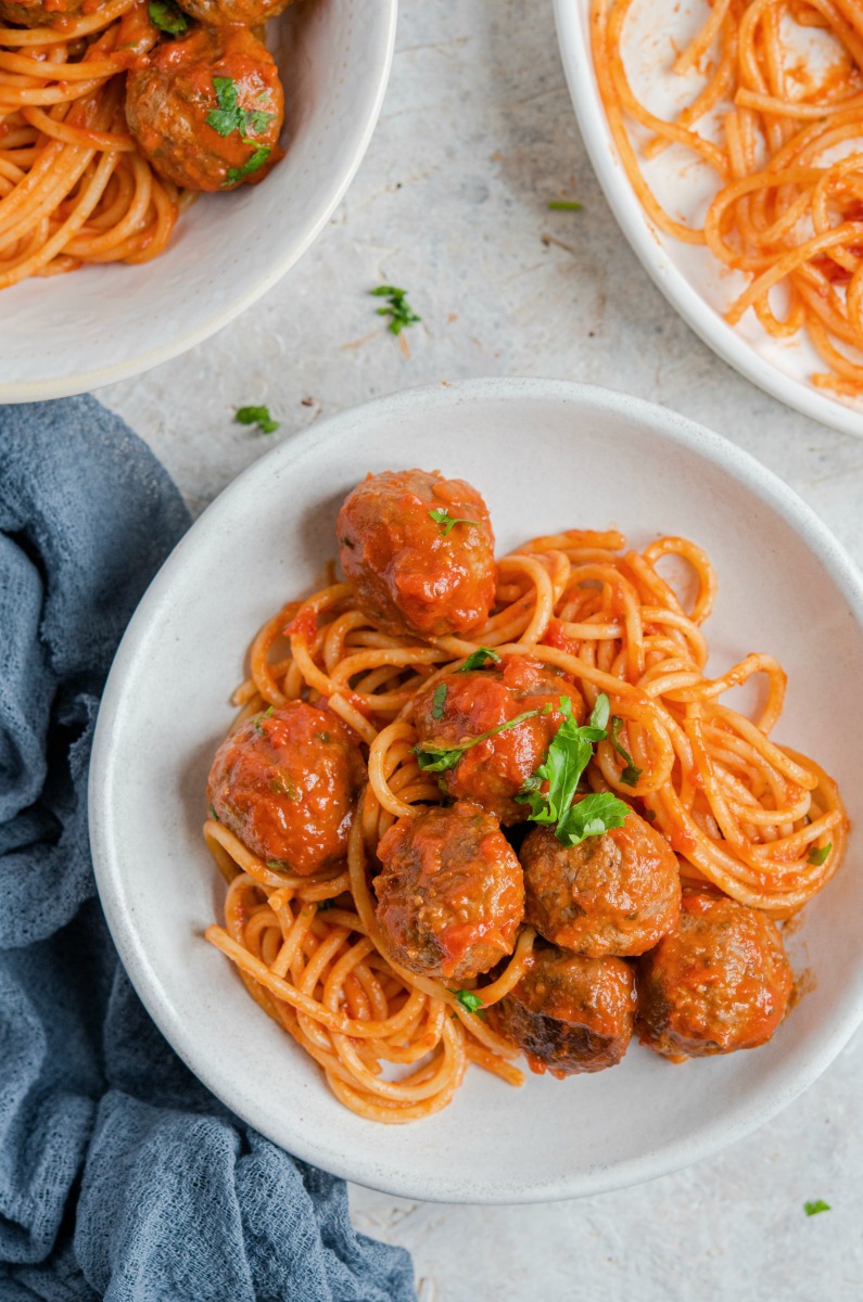 Don't FRY your meatballs, bake them! Crispy outside, tender juicy inside and NO OIL ! #meatballs #bakedmeatballs #italian #sauce