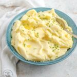 ROASTED GARLIC MASHED POTATOES WITH MASCARPONE CHEESE - The fluffiest, garlicky mashed potatoes with a suprise creaminess from the mascarpone cheese #thanksgiving #mashedpotatoes #potatoes #sidesdish #vegetarian #healthy #happilyunprocessed