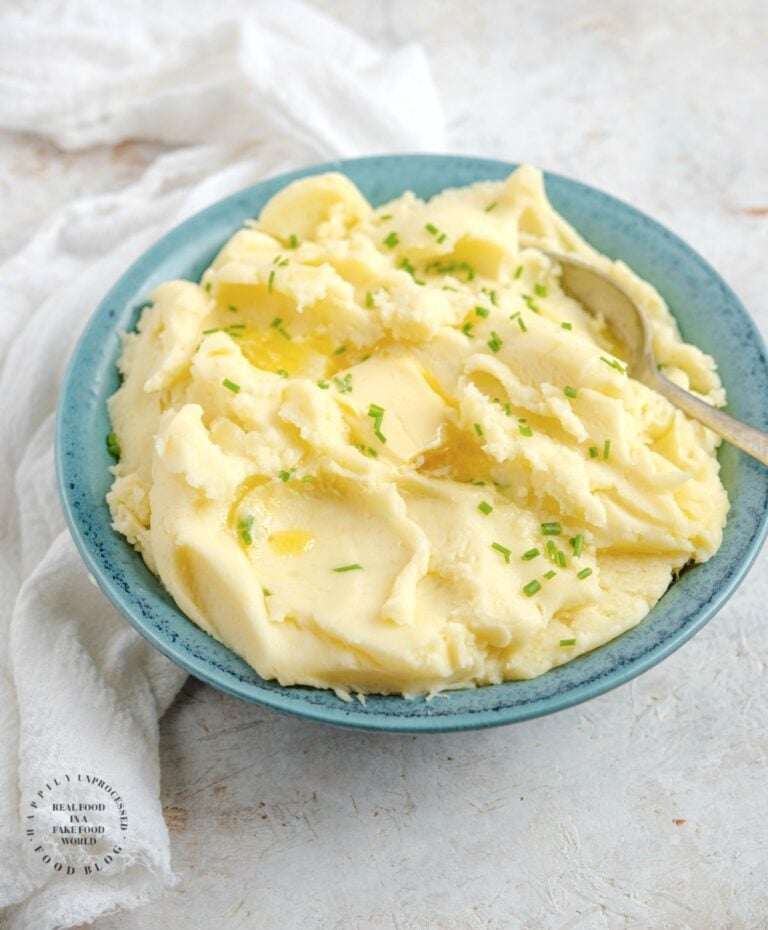 ROASTED GARLIC MASHED POTATOES WITH MASCARPONE CHEESE - The fluffiest, garlicky mashed potatoes with a suprise creaminess from the mascarpone cheese #thanksgiving #mashedpotatoes #potatoes #sidesdish #vegetarian #healthy #happilyunprocessed
