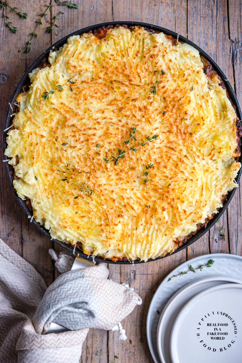 VEGETARIAN SHEPHERDLESS PIE - this hearty and filling dinner has no meat and is packed with fresh veggies, sweet potatoes and green lentils topped with dreamy fluffy mashed potatoes #vegetarian #meatlessmonday #shepherdspie #happilyunprocessed