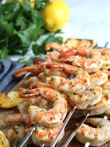 Easy Grilled Shrimp recipe - 30 min to marinade and 5 min to cook. perfect on the grill #shrimp #grilledshrimprecipe #happilyunprocessed