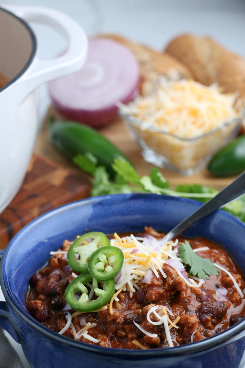Healthy Weeknight Turkey Chili with all the toppings #turkeychili