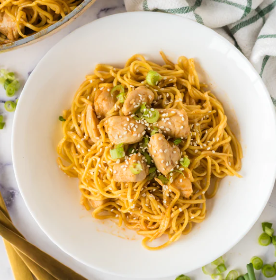 A bowl of flavorful garlic and ginger chicken and noodles.